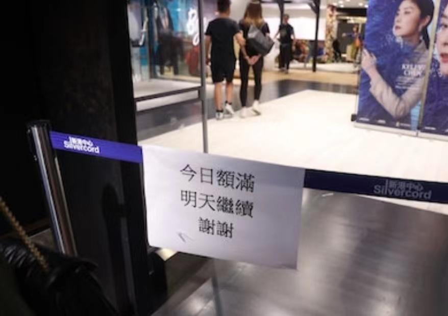 壮观！知名港星捐近8千件物品义卖，最便宜几十块致店外排起长龙-香港捐款演员名单