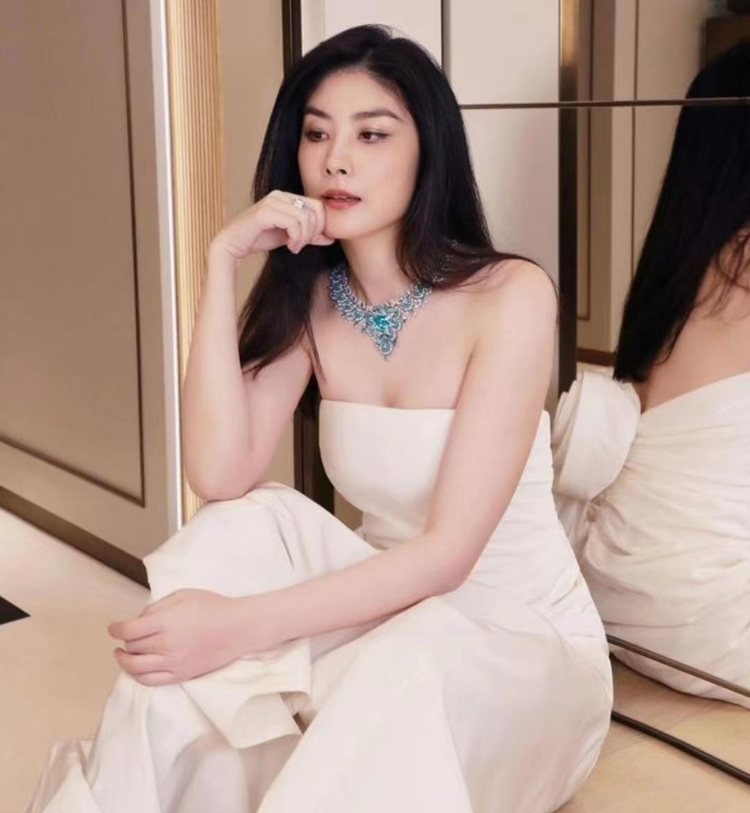 壮观！知名港星捐近8千件物品义卖，最便宜几十块致店外排起长龙-香港捐款演员名单