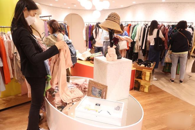 陈慧琳：义卖8000件二手衣物，九成新的东西价格卖七成，多人疯抢-陈慧琳穿搭风衣