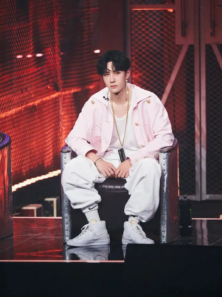 当红男明星被匿名举报，警方深夜突袭调查！-明星举报电话