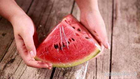 西瓜盖上保鲜膜再放入冰箱，会加速细菌繁殖吗？蚂蚁庄园今日答案（西瓜盖保鲜膜放冰箱三天能吃吗）