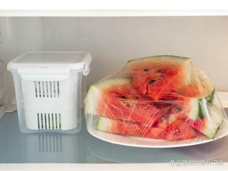西瓜盖上保鲜膜再放入冰箱，会加速细菌繁殖吗？蚂蚁庄园今日答案（西瓜盖保鲜膜放冰箱三天能吃吗）
