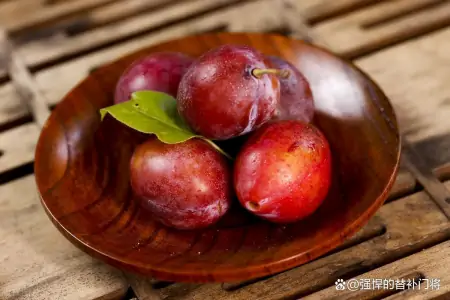 小鸡宝宝教你挑水果：下列哪种西梅更新鲜？蚂蚁庄园今日答案（小鸡宝宝考考你水果分公母）