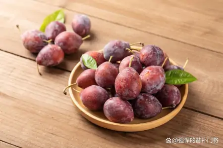 小鸡宝宝教你挑水果：下列哪种西梅更新鲜？蚂蚁庄园今日答案（小鸡宝宝考考你水果分公母）