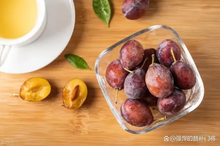 小鸡宝宝教你挑水果：下列哪种西梅更新鲜？蚂蚁庄园今日答案（小鸡宝宝考考你水果分公母）