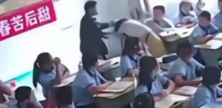 江西一中学上演课堂“大战”！男生被老师扇耳光后还手！-老师打学生是否犯法视频