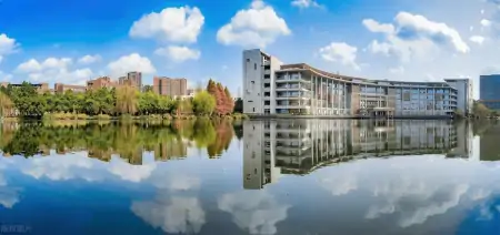 江西一中学上演课堂“大战”！男生被老师扇耳光后还手！-老师打学生是否犯法视频