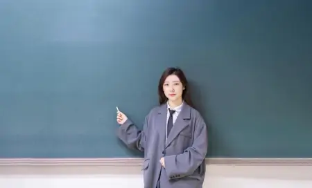 江西一中学上演课堂“大战”！男生被老师扇耳光后还手！-老师打学生是否犯法视频