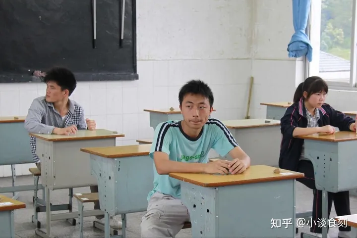 高考结束，小伙晒吃的饭菜走红，看完剩菜，网友：“同款”亲妈-高考后的饭局