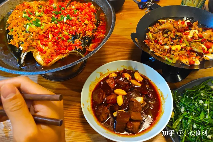 高考结束，小伙晒吃的饭菜走红，看完剩菜，网友：“同款”亲妈-高考后的饭局