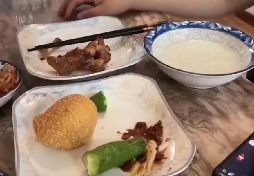 高考结束后的饭菜反差大，让学生猝不及防，父母：不伺候了-高考结束吃饭说说简短一句话