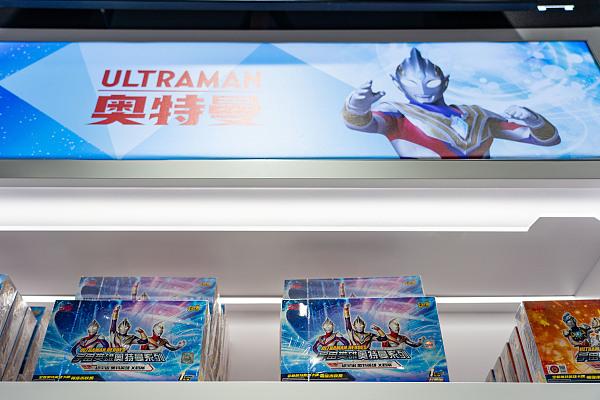 不爱集卡也得买上几套！奥特曼卡走红小学生社交圈的背后（小学生的奥特曼卡片）