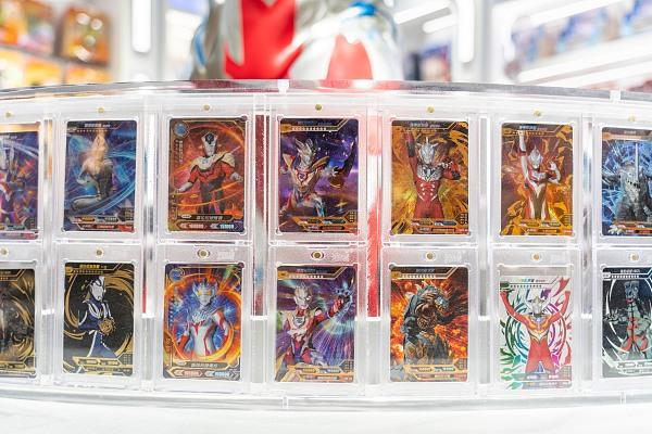 不爱集卡也得买上几套！奥特曼卡走红小学生社交圈的背后（小学生的奥特曼卡片）