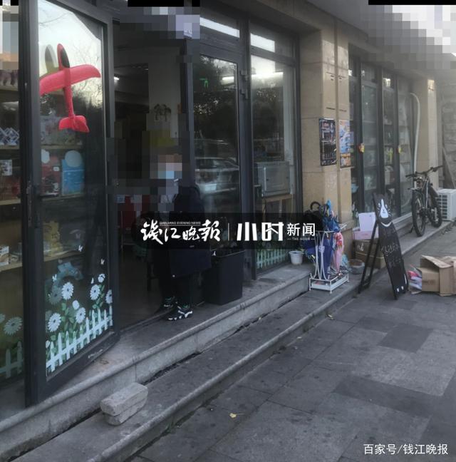 有的花掉好几千！不少小学生痴迷的奥特曼卡牌，你家玩吗（在中国小学生玩奥特卡片）