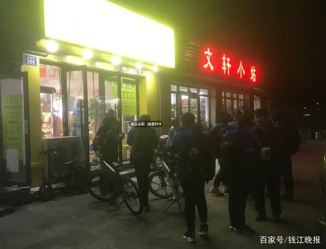 有的花掉好几千！不少小学生痴迷的奥特曼卡牌，你家玩吗（在中国小学生玩奥特卡片）