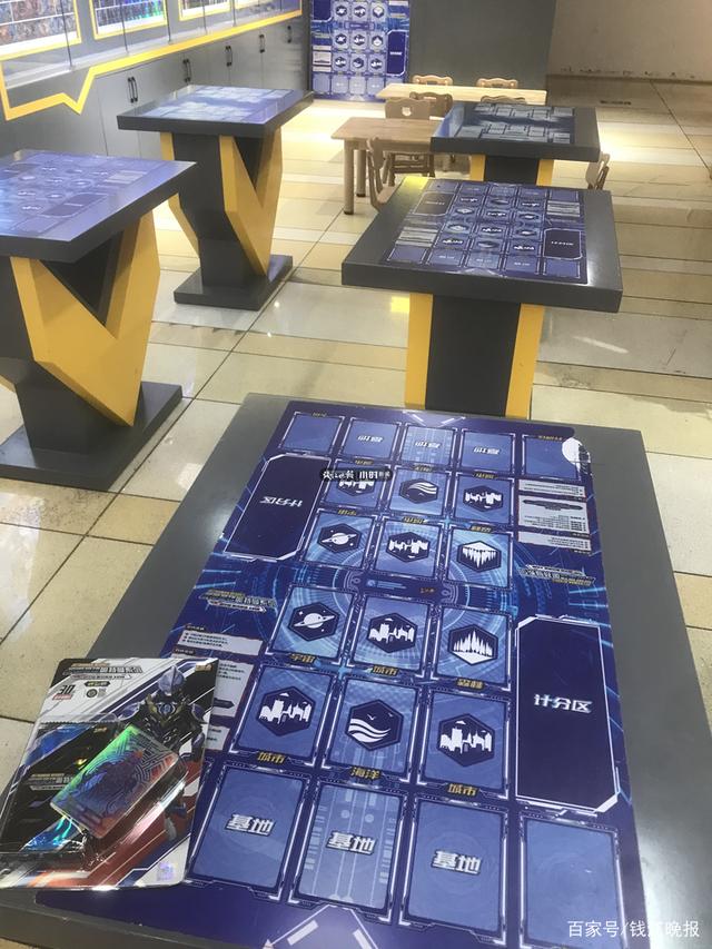 有的花掉好几千！不少小学生痴迷的奥特曼卡牌，你家玩吗（在中国小学生玩奥特卡片）