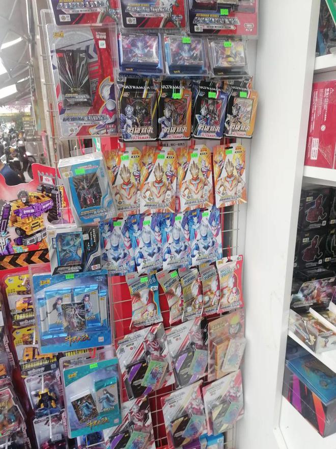 售价1元~1000元，奥特曼卡牌让小学生疯狂着迷，你怎么看？（奥特曼卡片视频卡歌）