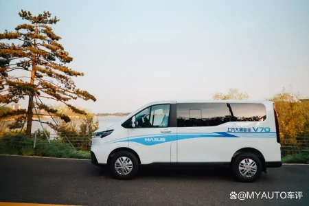 上汽大通V70对比福特全顺，打败轻客的，或许是跨界？（新全顺与大通v90比哪辆车更好）