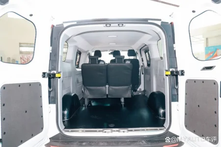 上汽大通V70对比福特全顺，打败轻客的，或许是跨界？（新全顺与大通v90比哪辆车更好）
