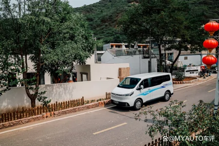 上汽大通V70对比福特全顺，打败轻客的，或许是跨界？（新全顺与大通v90比哪辆车更好）