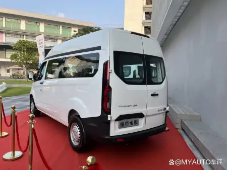 上汽大通V70对比福特全顺，打败轻客的，或许是跨界？（新全顺与大通v90比哪辆车更好）