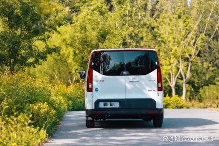 上汽大通V70对比福特全顺，打败轻客的，或许是跨界？（新全顺与大通v90比哪辆车更好）