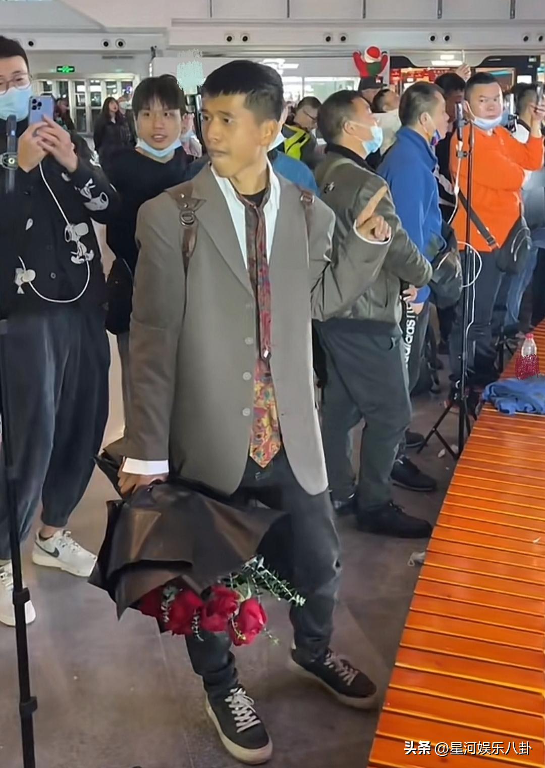 40岁唐艺被27岁小伙求婚，存款5000万，8公司9别墅奔驰宝马随便开（唐艺专访视频）