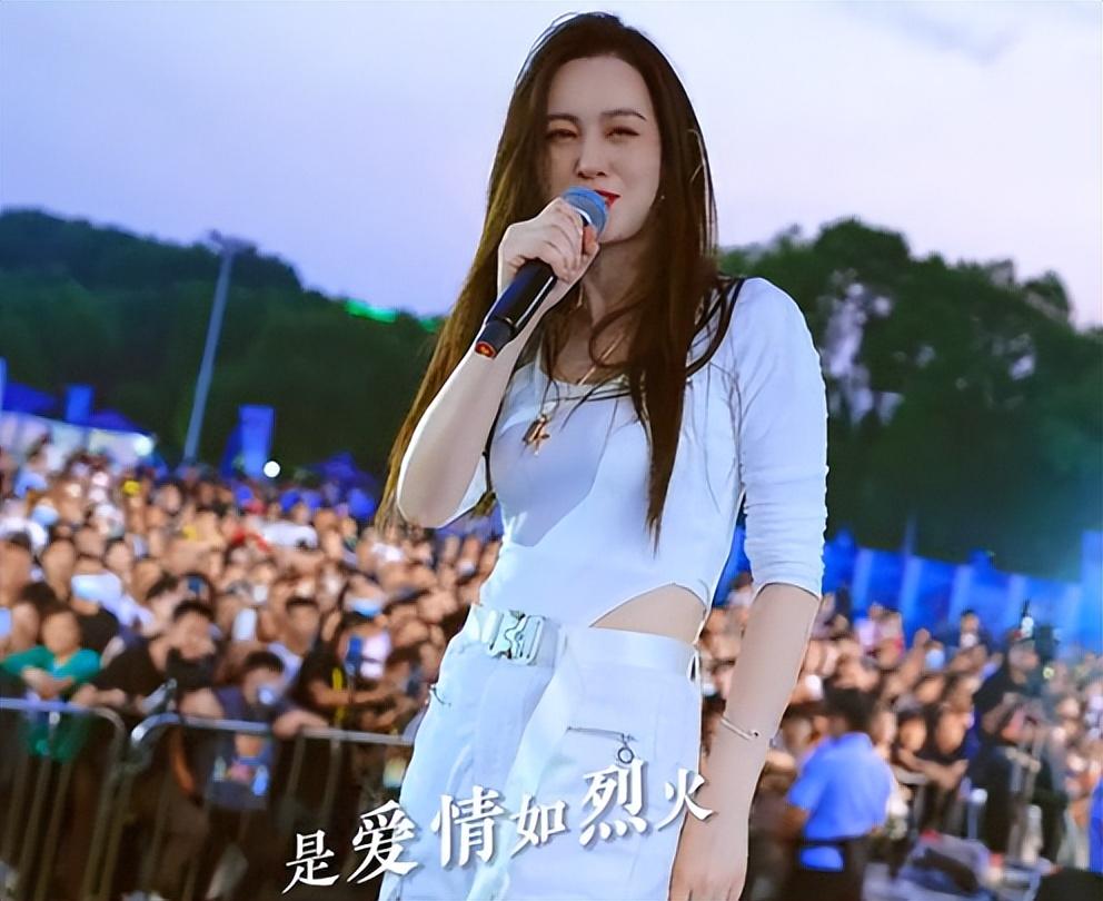 网红一姐唐艺开演唱会，花1200万邀大衣哥现场助阵，称其亚洲巨星（网红唐艺唱的歌曲）