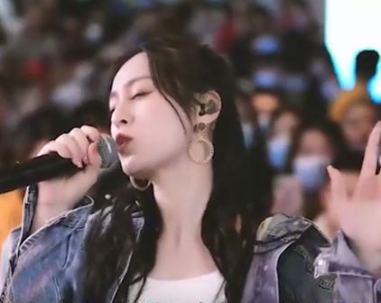 唐艺：“抖音网红一姐”，拥有4000万粉丝，上综艺却惨遭评委痛批（抖音网红唐艺简介）