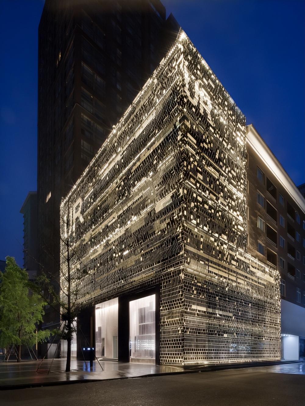 从默默无闻到全球开店，UR（URBAN REVIVO）见证中国时尚业发展（ur品牌介绍创始人信息）