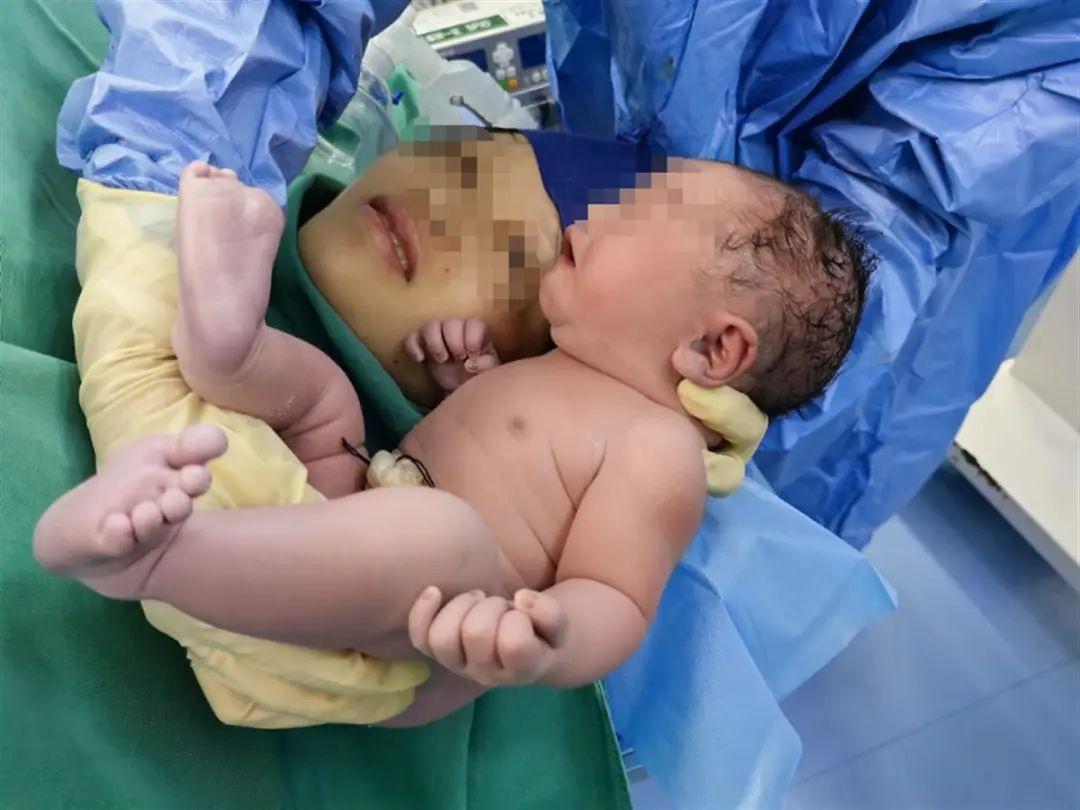 武汉夫妻诞下罕见“镜面宝宝”，全球“心在右边”的孩子真实案例-武汉夫妻看演出双双身亡