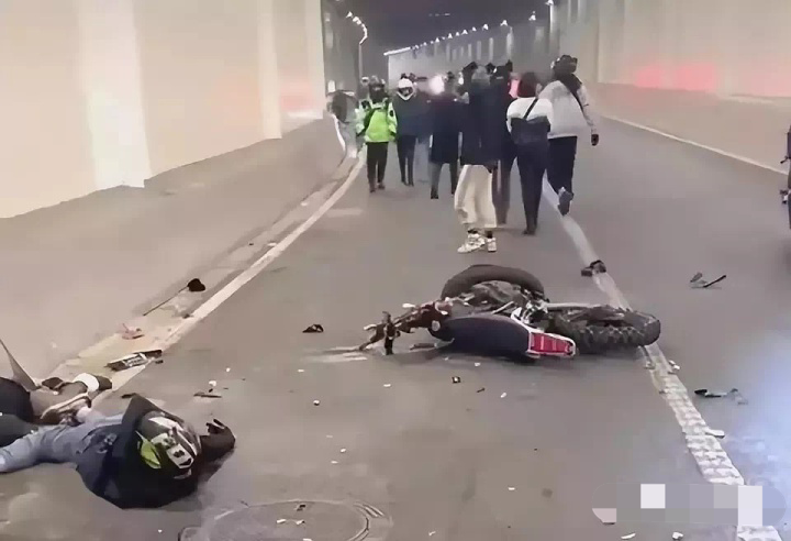 突发，21岁机车男网红在隧道内与逆行翘头摩托车相撞，撞击时速160，2男2女当场死亡！-摩托车隧道车祸