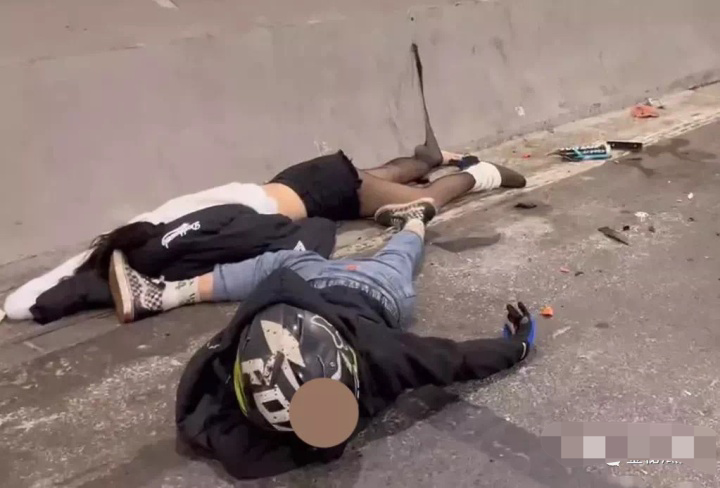 突发，21岁机车男网红在隧道内与逆行翘头摩托车相撞，撞击时速160，2男2女当场死亡！-摩托车隧道车祸