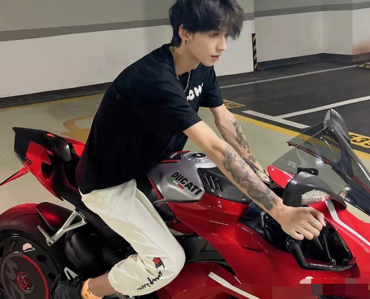 突发，21岁机车男网红在隧道内与逆行翘头摩托车相撞，撞击时速160，2男2女当场死亡！-摩托车隧道车祸