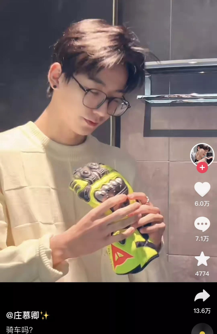 突发，21岁机车男网红在隧道内与逆行翘头摩托车相撞，撞击时速160，2男2女当场死亡！-摩托车隧道车祸