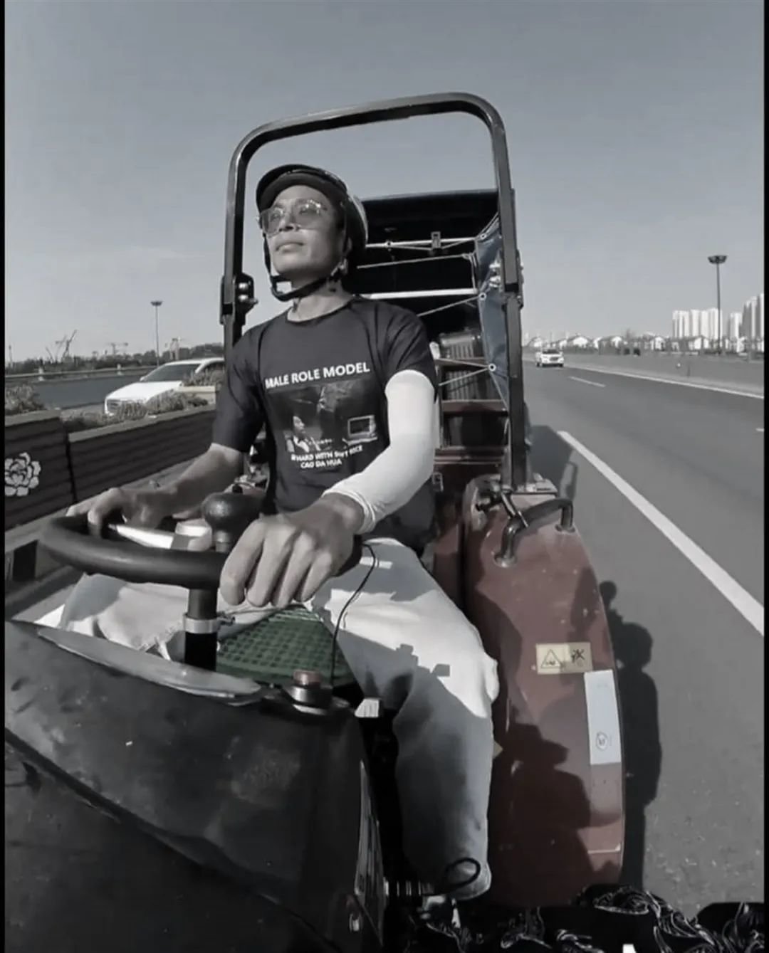 38岁网红被曝去世，妻子发声：他因不堪网暴自杀-38岁网红娶74