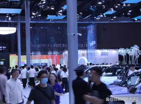 银河L7强悍亮相，引来众多爱车人士围观，比亚迪的地位要动摇了-银河r7玫瑰底板和黑檀7