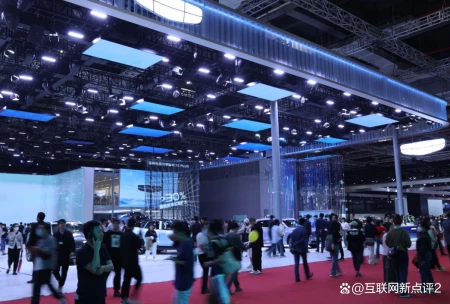 银河L7强悍亮相，引来众多爱车人士围观，比亚迪的地位要动摇了-银河r7玫瑰底板和黑檀7