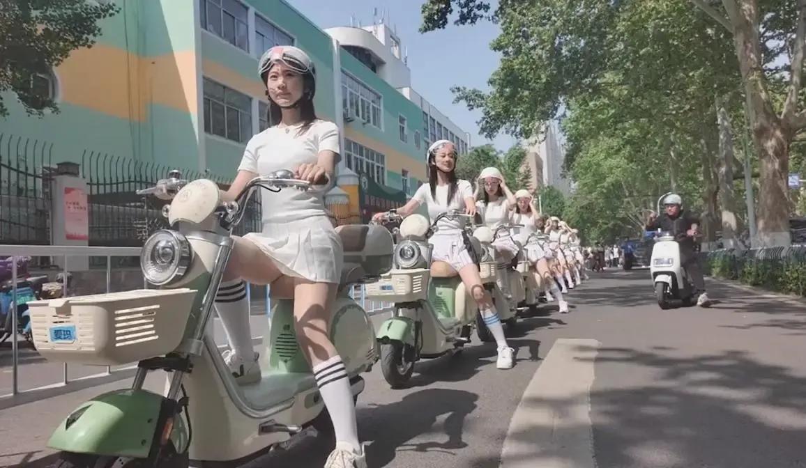 淄博175美少女接送游客，称非官方行为，可能是商家所为-淄博最美图书馆