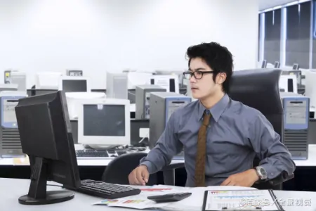 丁真走红后签国企月薪三千五，丁妈妈回应朴实，职业选择该看什么-丁真 入职国企