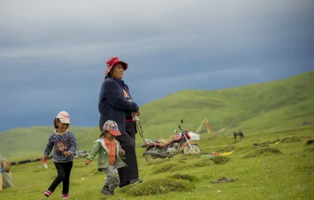 丁真走红后签国企月薪三千五，丁妈妈回应朴实，职业选择该看什么-丁真 入职国企