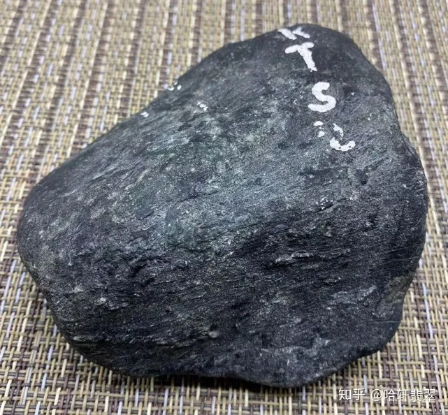 翡翠原石真假辨别方法，你都知道哪些？（翡翠原石怎么看真假 鉴别方法）