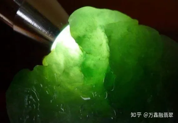 翡翠原石怎么辨别，看完文章你就明白了（翡翠原石怎么识别）