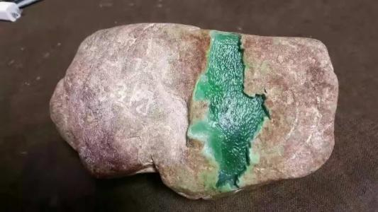 翡翠原石怎么辨别真假（怎样鉴别翡翠原石的真假视频教程）