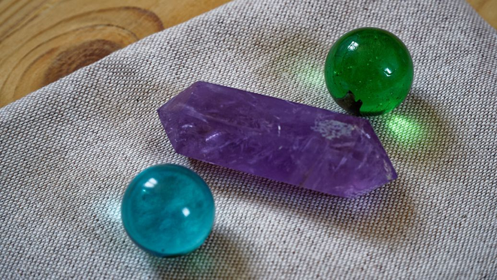 翡翠原石怎么辨别真假（怎样鉴别翡翠原石的真假视频教程）