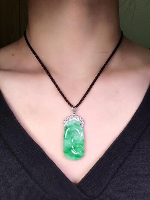 翡翠原石怎么辨别真假（怎样鉴别翡翠原石的真假视频教程）