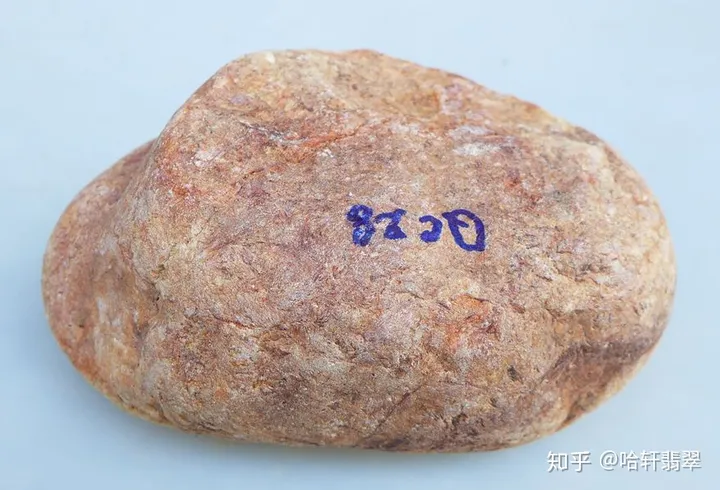 新手跑市场时你应该知道的对翡翠原石进行判断的点！（怎么判断翡翠原石质地的好坏）