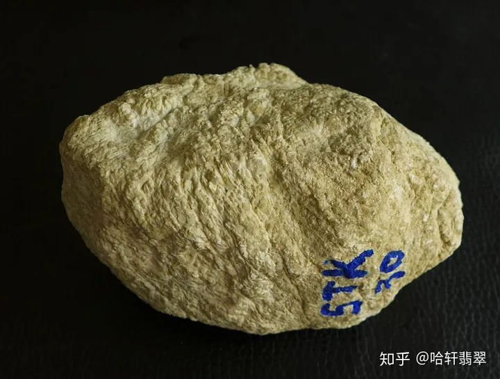 新手跑市场时你应该知道的对翡翠原石进行判断的点！（怎么判断翡翠原石质地的好坏）