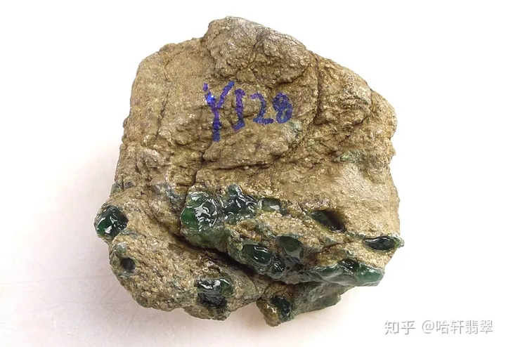 新手跑市场时你应该知道的对翡翠原石进行判断的点！（怎么判断翡翠原石质地的好坏）