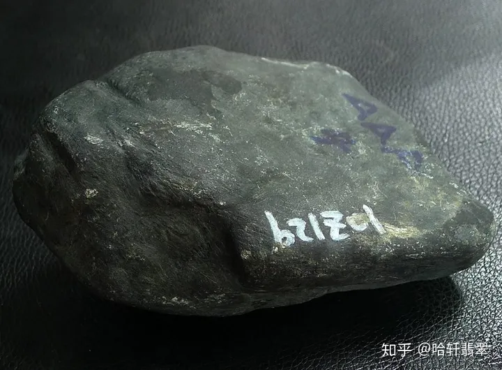 新手跑市场时你应该知道的对翡翠原石进行判断的点！（怎么判断翡翠原石质地的好坏）